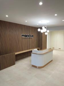 un vestíbulo con un mostrador y un cartel en la pared en Apartamenty Premium Przy Plaży Morzlive, en Ustronie Morskie 117 fotos más