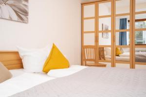 Postel nebo postele na pokoji v ubytování Haus Seebrise- Wohnung 7