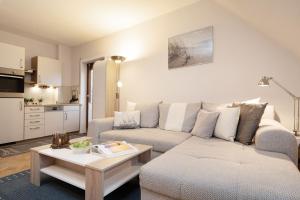 un salon avec un canapé et une table dans l'établissement Mittelweg 6 Wohnung 3, à Grömitz