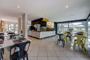 Restaurace v ubytování Comfort Aparthotel Divonne L'Orée du Parc + 29 fotografií