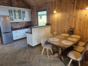 Kuchyň nebo kuchyňský kout v ubytování Single-story holiday home by the lake