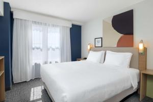 Spark By Hilton Orangeburg客房内的一张或多张床位
