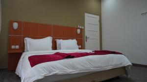 Postel nebo postele na pokoji v ubytování Diyar Villas Puncak H1/6