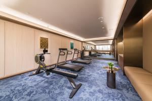 Fitness centrum a/nebo fitness zařízení v ubytování Guangzhou Olympic Sports Centre Financial City Crystal Orange Hotel