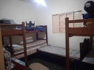 Ένα ή περισσότερα κρεβάτια σε δωμάτιο στο Casa em Rifaina, 200 metros da praia +16 φωτογραφίες