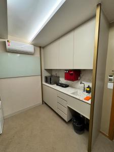 Køkken eller tekøkken på Espetacular - Flat no Jade Hotel Brasília