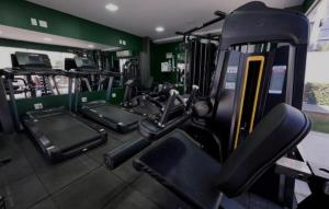 a gym with several treadmills and a treadmill at Espetacular - Flat no Jade Hotel Brasília in Brasília