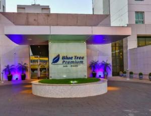 a blue tree premium sign in front of a building at Espetacular - Flat no Jade Hotel Brasília in Brasília