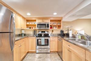 Η κουζίνα ή μικρή κουζίνα στο Stay Portland - Private Underground Getaway - 92 WalkScore