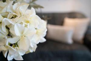 a bouquet of white flowers in a living room at Sol Mare Baltic-Stern in Kellenhusen