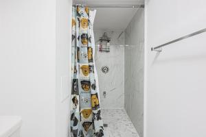 Una cortina de ducha con caras en un baño. en Exquisite 2-Bedroom Guest Suite with FREE Parking, en Bradford 15 fotos más
