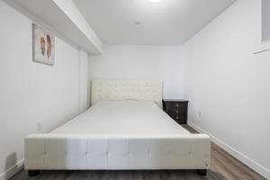 Cama blanca en habitación blanca con colchón blanco en Exquisite 2-Bedroom Guest Suite with FREE Parking, en Bradford