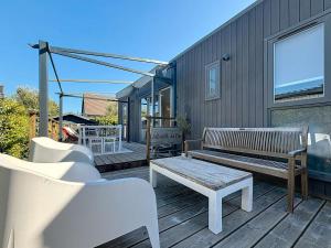Balkón alebo terasa v ubytovaní Mobil-home familial 40m² avec piscine chauffée, 200m de la plage, 6 pers, 3 ch, 2 sdb, terrasse - FR-1-361A-53