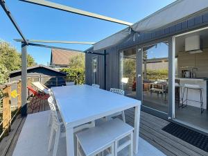 Balkón alebo terasa v ubytovaní Mobil-home familial 40m² avec piscine chauffée, 200m de la plage, 6 pers, 3 ch, 2 sdb, terrasse - FR-1-361A-53