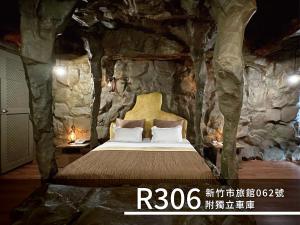 uma cama em um quarto em uma caverna de pedra em CD Motel em Cidade de Hsinchu