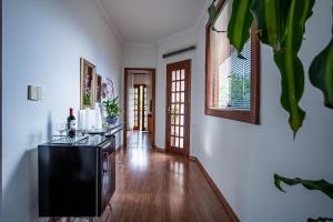 a living room with white walls and a wooden floor at Maravilhosa casa com piscina em Lagoa Santa in Lagoa Santa
