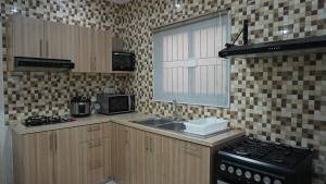 Kuchyň nebo kuchyňský kout v ubytování Diyar Villas Puncak H1/6