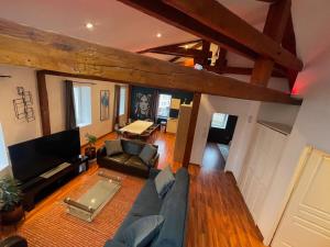 an overhead view of a living room with a blue couch at Appartement moderne au centre d'Épinal, 2-4 pers - FR-1-589-807 in Épinal