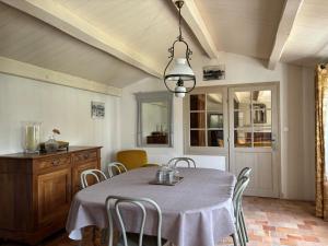 Fotografie z fotogalerie ubytování Maison noirmoutrine confortable pour 7 pers avec jardin et parking - FR-1-823-152 v destinaci Noirmoutier-en-l'lle