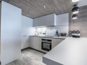 Кухня или мини-кухня в Courchevel 1550 : Appart cosy 4 pers, animaux OK, accès SPA - FR-1-631-229
 +2 фотографии
