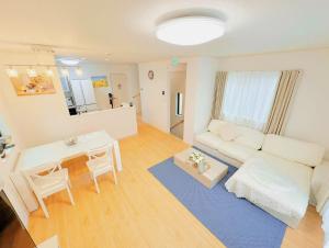 东京吉屋的客厅里有一张沙发和一张桌子。