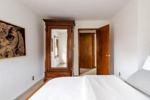 Ένα ή περισσότερα κρεβάτια σε δωμάτιο στο Stay Portland Collection - Preserved 1907 Classic Craftsman - 92 WalkScore
