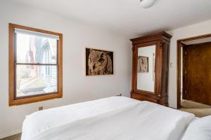 Ένα ή περισσότερα κρεβάτια σε δωμάτιο στο Stay Portland Collection - Preserved 1907 Classic Craftsman - 92 WalkScore