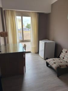 une pièce avec une table, une chaise et une fenêtre dans l'établissement Aires del Libertador - Alquiler Temporario en Centro San Francisco, à San Francisco