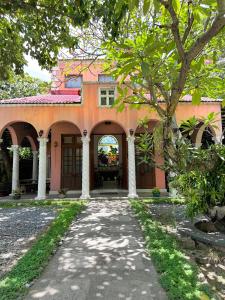 Κήπος έξω από το MiraNamin Nest LANTANA SUITE in Unique Historic Home with Garden Access, Rooftop, Bathtub, Private Kitchen