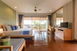 Телевизор и/или развлекательный центр в Pakasai Resort - SHA Extra Plus