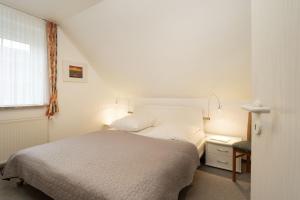 a small bedroom with a bed and a window at Ferienhaus 17a in Kellenhusen