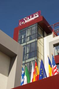 un edificio con banderas delante en Salis Hotel & Medical Spa, en Turda