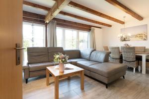 un salon avec un canapé et une table dans l'établissement Dat Ostseehus, à Kraksdorf