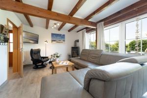 un salon avec un canapé et une table dans l'établissement Dat Ostseehus, à Kraksdorf