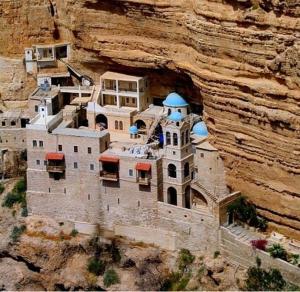 Kfar Adumim的住宿－Desert View Suite，相簿中的一張相片