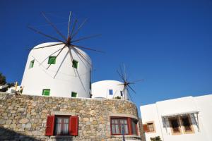 twee windmolens bovenop een gebouw bij Anemos Studios in Panteli