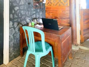 Телевизор и/или развлекательный центр в RedDoorz at Pantai Suwuk Kebumen