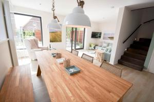 a living room with a wooden table and a dining room at Heimathafen Dahme in Dahme +28 photos