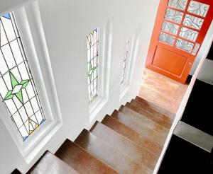 マニラにあるMiraNamin Nest CALACHUCHI Room in Unique Historic Home - Balcony, Rooftop, Garden View, Shared Kitchen, Pet Friendly with a Feeの赤いドアと窓のある階段 +28枚の写真
