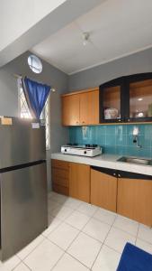 Kuchyň nebo kuchyňský kout v ubytování Villa Dalia Puncak H11-5