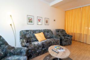 una sala de estar con un sofá y una mesa en Strandappartements am Leuchtturmweg Leuchtturmblick, en Kellenhusen