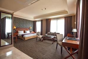 Letto o letti in una camera di The Mirah Hotel Bogor