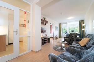 Una sala de estar con dos sofás y una mesa. en Strandappartements am Leuchtturmweg Leuchtturmblick, en Kellenhusen 27 fotos más