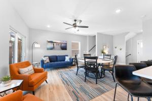 Istumisnurk majutusasutuses High Cliff Cabin + Private Hot tub at Table Rock Lake