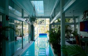 a house with a swimming pool in the middle at Casa loft con alberca in Oaxaca City