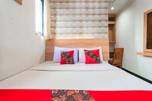 Ένα ή περισσότερα κρεβάτια σε δωμάτιο στο Cihampelas Hotel 2 +18 φωτογραφίες