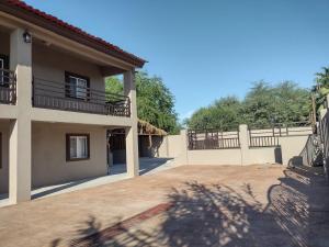 Un gran edificio con un patio y un jardín. en Casa Las Vias 6 bed 4 bath & Private Pool, en Puerto Peñasco