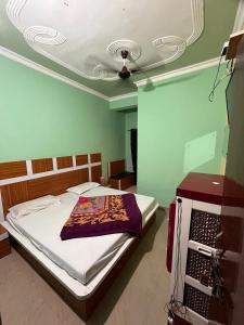 Un dormitorio con una cama y un techo. en Hotel Verma residency, en Katra
