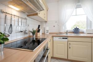 Kuchyň nebo kuchyňský kout v ubytování Strandresidenz Wohnung 7