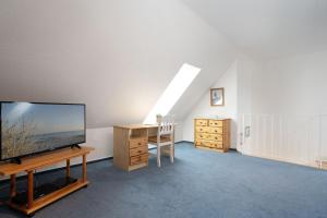 TV a/nebo společenská místnost v ubytování Strandresidenz Wohnung 7